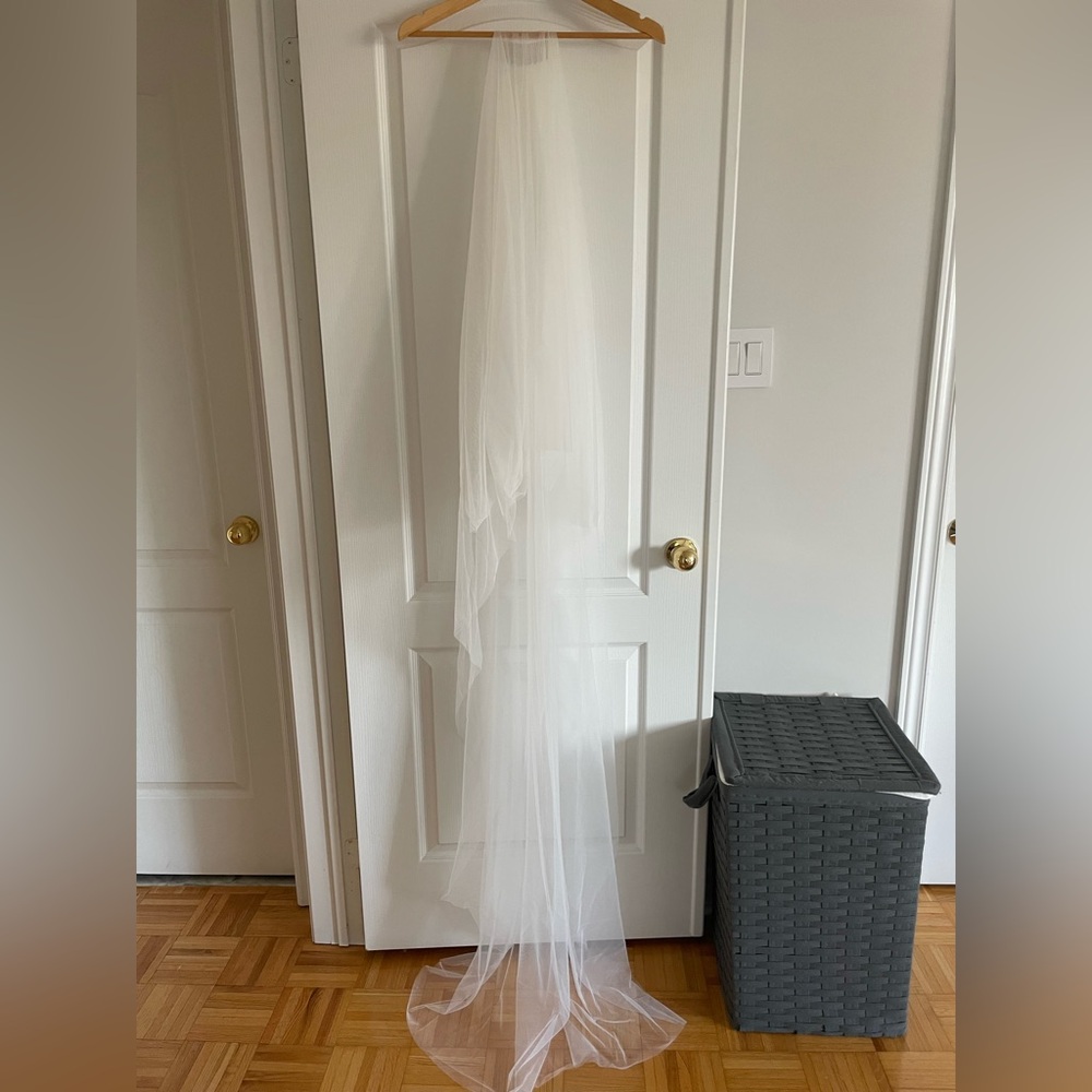 Floor-Length Ivory Wedding Veil with Blusher - Picture 3 of 11